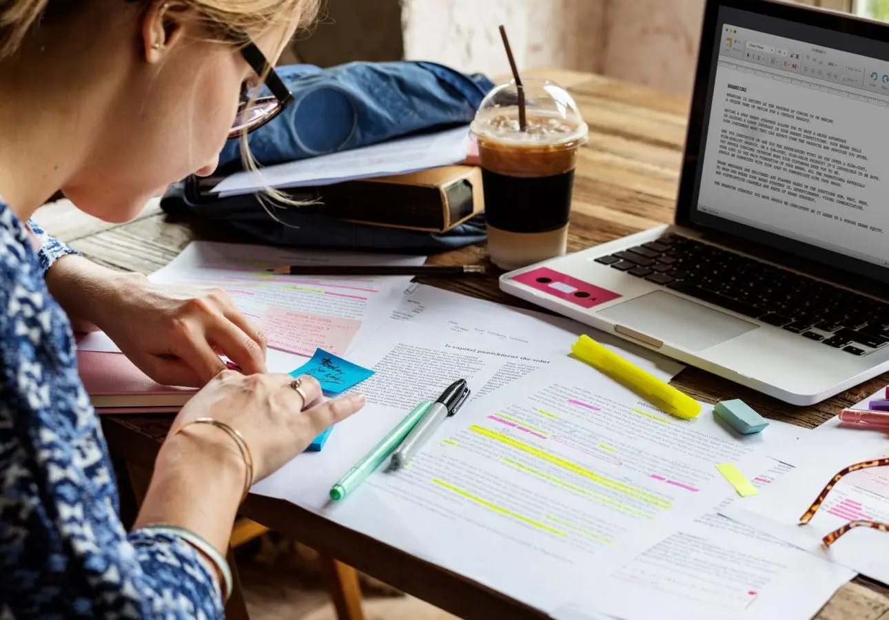 Student organizing academic research with AI tools